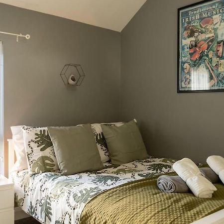 Vibrant City Centre Townhouse With Free Parking Rare Outdoor Patio Belfast Bagian luar foto