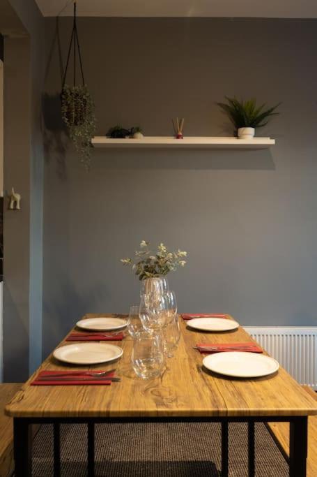 Vibrant City Centre Townhouse With Free Parking Rare Outdoor Patio Belfast Bagian luar foto