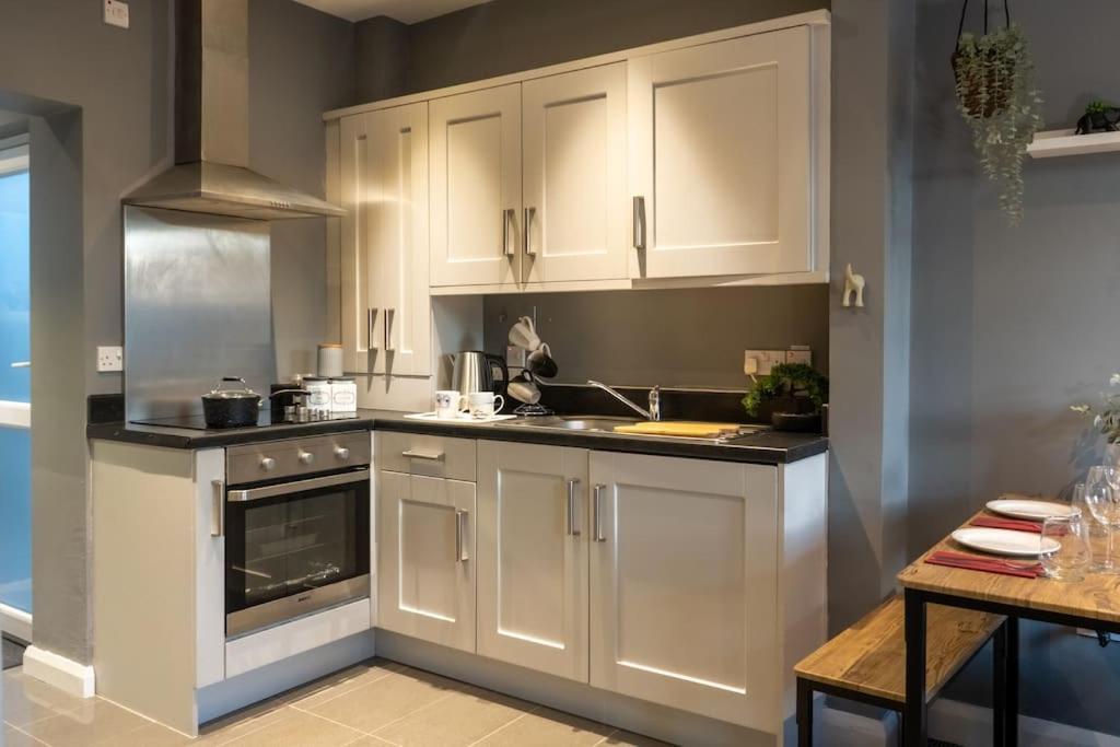 Vibrant City Centre Townhouse With Free Parking Rare Outdoor Patio Belfast Bagian luar foto