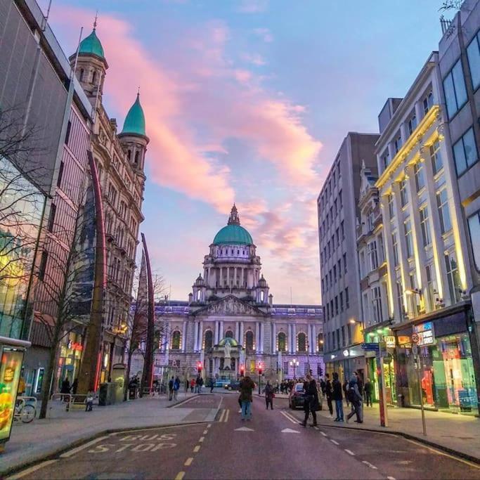Vibrant City Centre Townhouse With Free Parking Rare Outdoor Patio Belfast Bagian luar foto